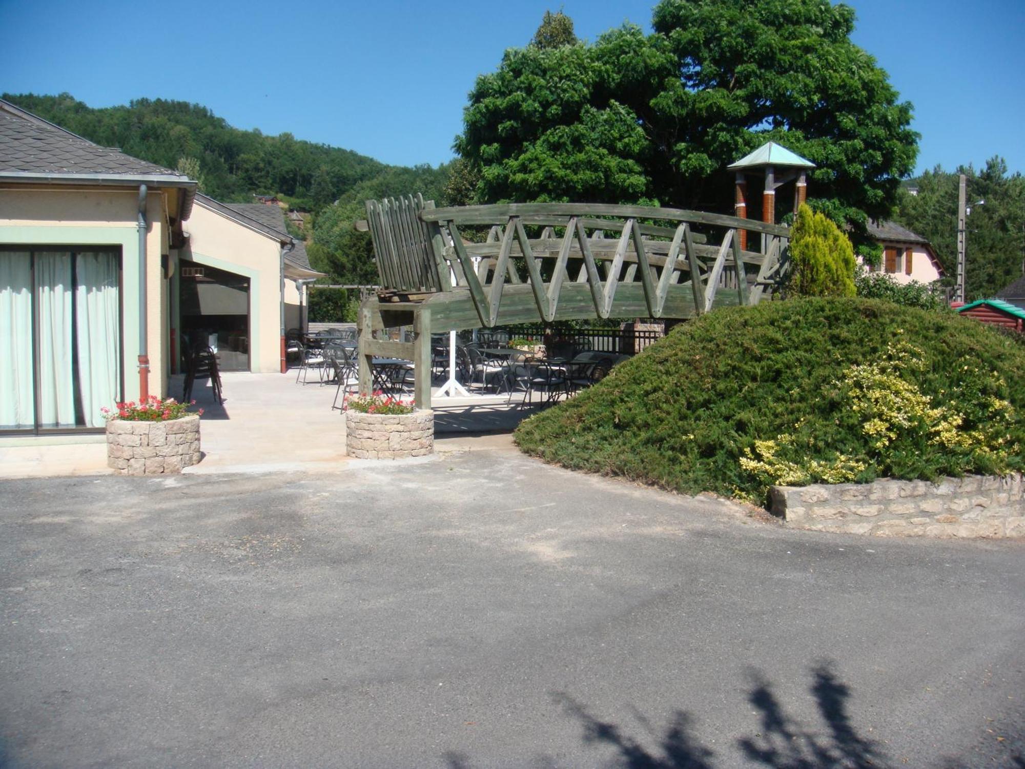Hotel-Restaurant Le Calice Du Gevaudan - A75 Banassac Kültér fotó