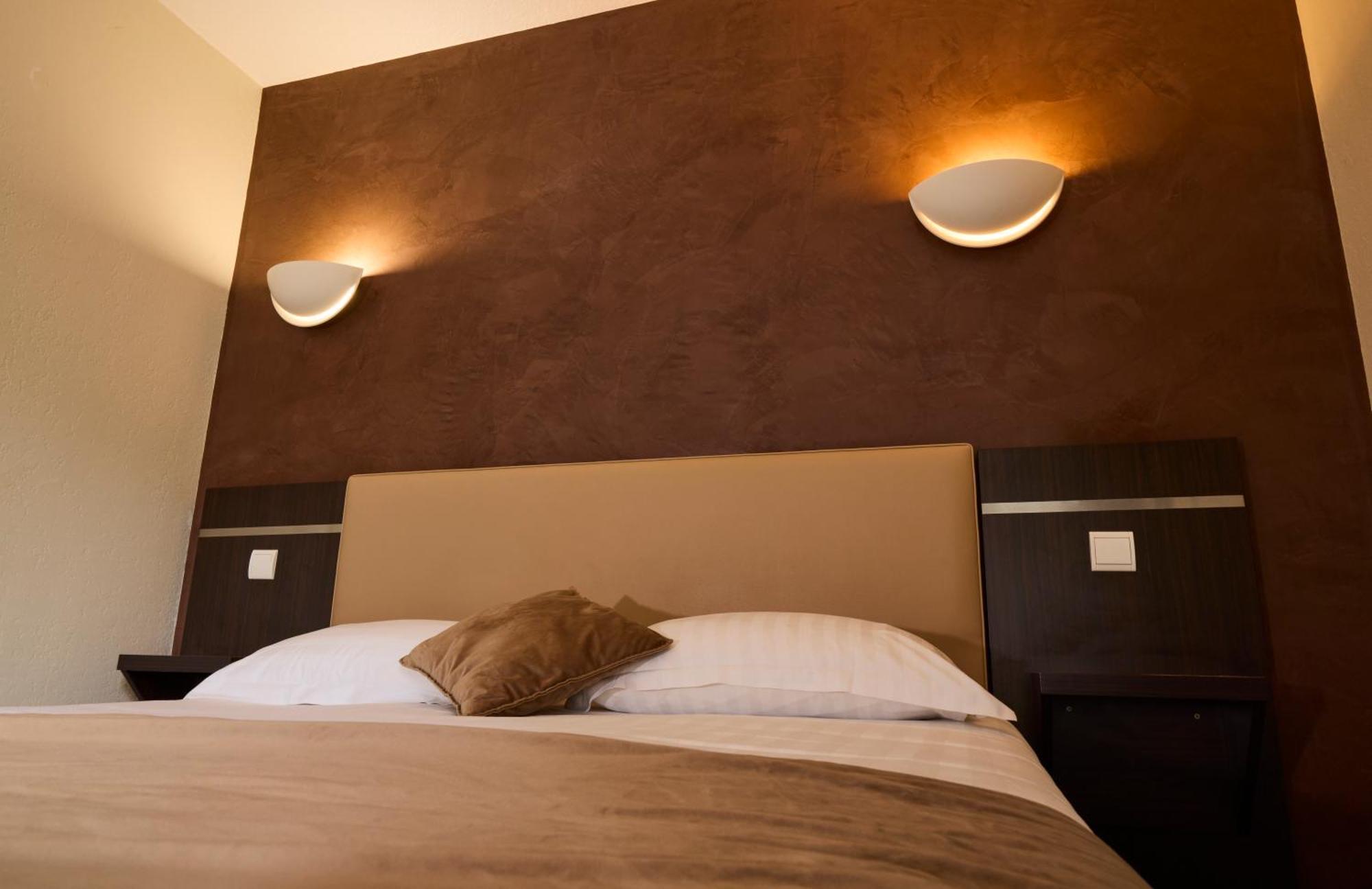 Hotel-Restaurant Le Calice Du Gevaudan - A75 Banassac Kültér fotó